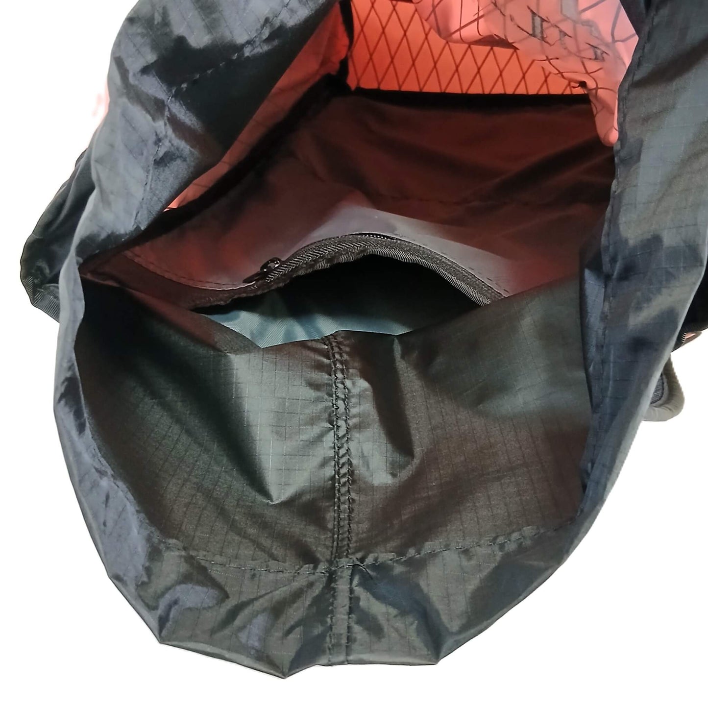 ULA Equipment Packrat パックラット X-Pac VX21 Coral 開口部から見た内部のクローズアップ。メインコンパートメント内のジッパー付きポケットと、背面側の15インチ対応ラップトップスリーブが分かる実物写真 - 山道具とULギアのお店 Ascend Lite