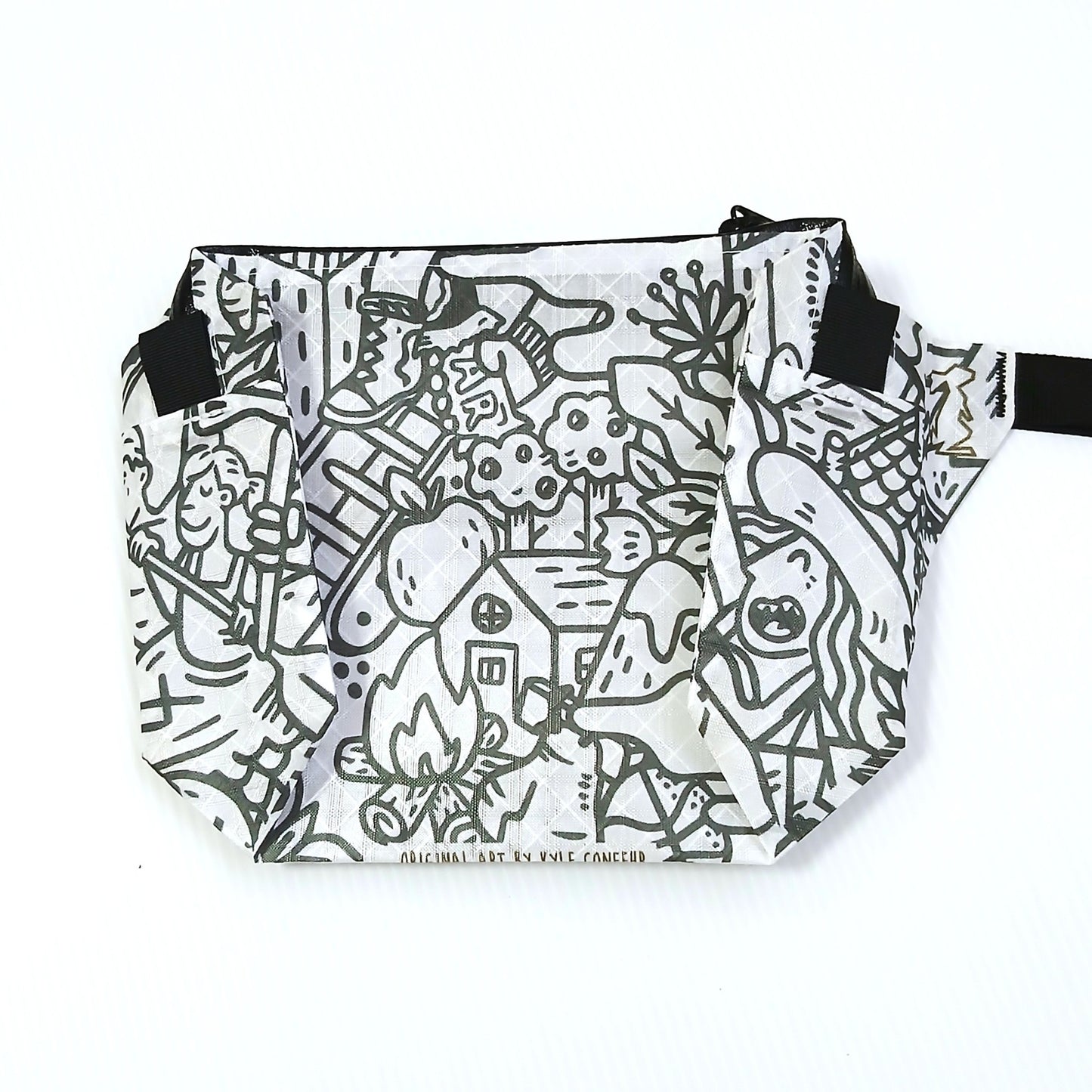 High Tail Designs The Ultralight Fanny Pack ファニーパック The Vague Outdoors(Kyle Confehr) 白地にグレー1色の太い線画で焚き火・小屋・キャンパー・木々を敷き詰めた柄の正面全体と、黒いジッパーとストラップ基部の実物写真 - 山道具とULギアのお店 Ascend Lite