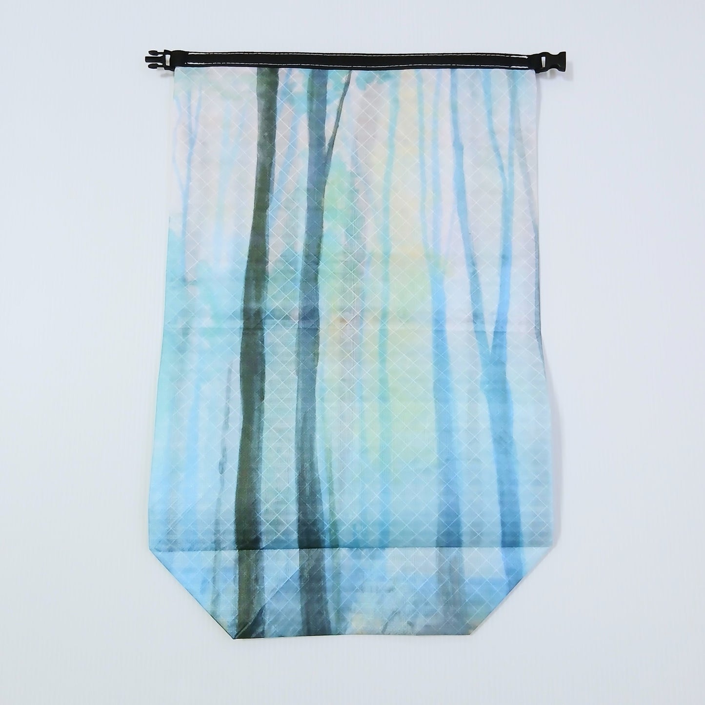 High Tail Designs 6.5L Stuff Sack ロールトップスタッフサック Through The Trees(Hannah Beimborn) 白から水色へ霞む霧の森に細い木の幹が縦に立ち並び、中央に淡い黄緑の光が差す水彩画柄の実物写真 - 山道具とULギアのお店 Ascend Lite