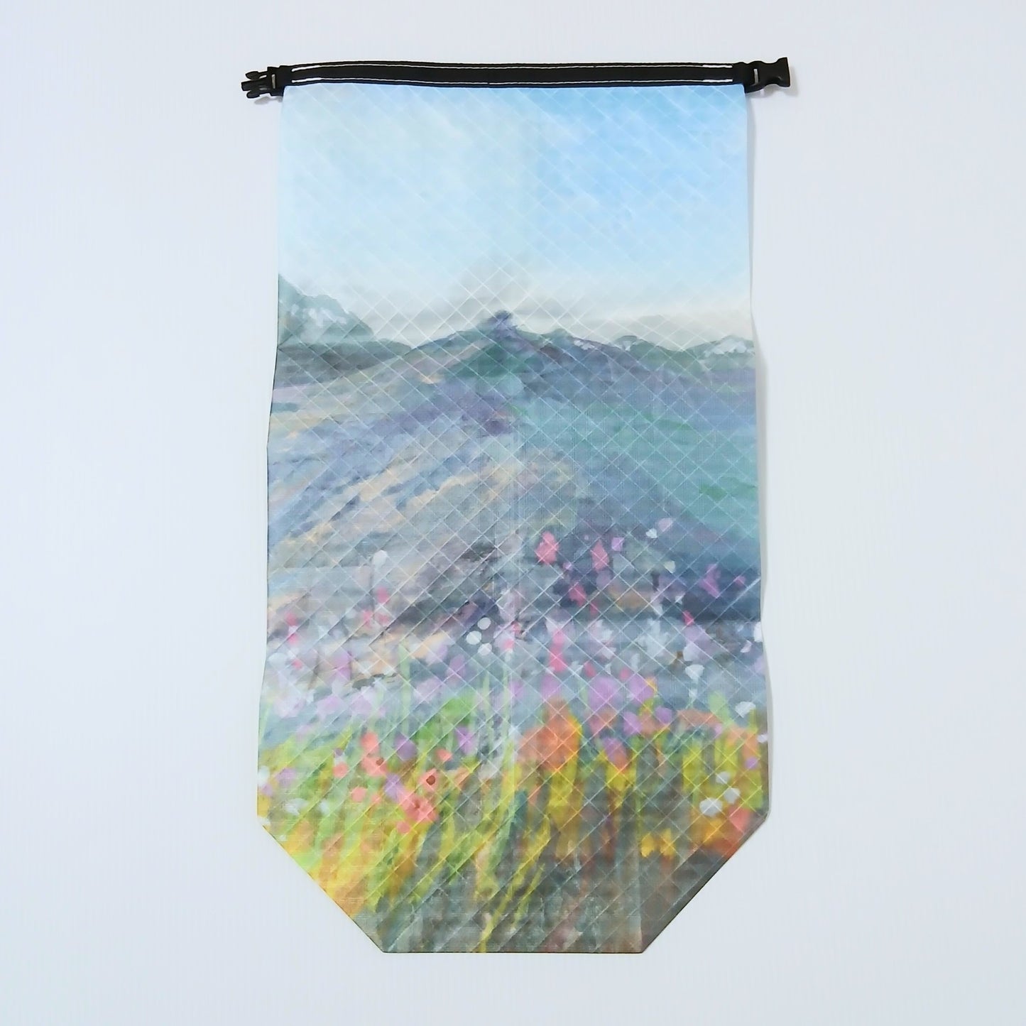 High Tail Designs 4.5L Stuff Sack ロールトップスタッフサック Mountain Flora(Hannah Beimborn) 青空と青灰色の稜線の下に、ピンクや黄の高山植物のお花畑が点描で広がる水彩画柄の実物写真 - 山道具とULギアのお店 Ascend Lite