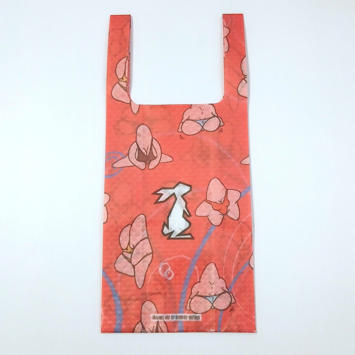 High Tail Designs TX Small Shopping Bag ショッピングバッグ S Sexy Starfish TX50 同じ朱赤の水着ヒトデ柄を厚手生地で。中央に白い折り紙調のうさぎのブランドロゴが大きく際立ち、細身ハンドルの縦長スリムシルエット、裾にアーティストクレジット印字の平置き正面全体の実物写真 - 山道具とULギアのお店 Ascend Lite