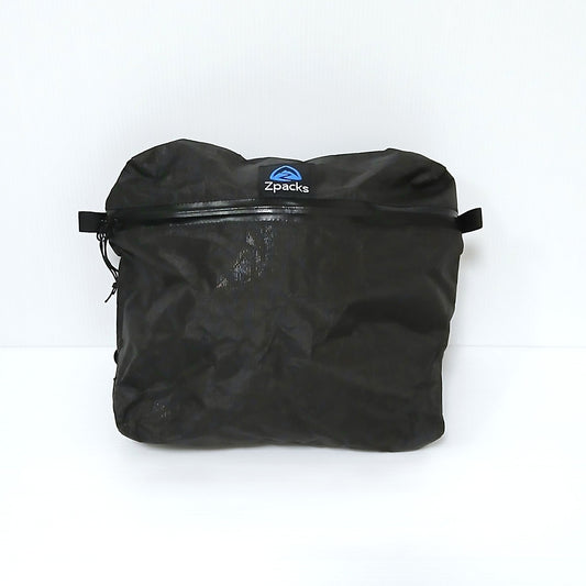 Zpacks Multi-Pack マルチパック Jet Black Ultra 前面(実物) - ストラップを外した本体のみを正面から。止水ジッパーと両端のウェビングループ - 山道具とULギアのお店 Ascend Lite