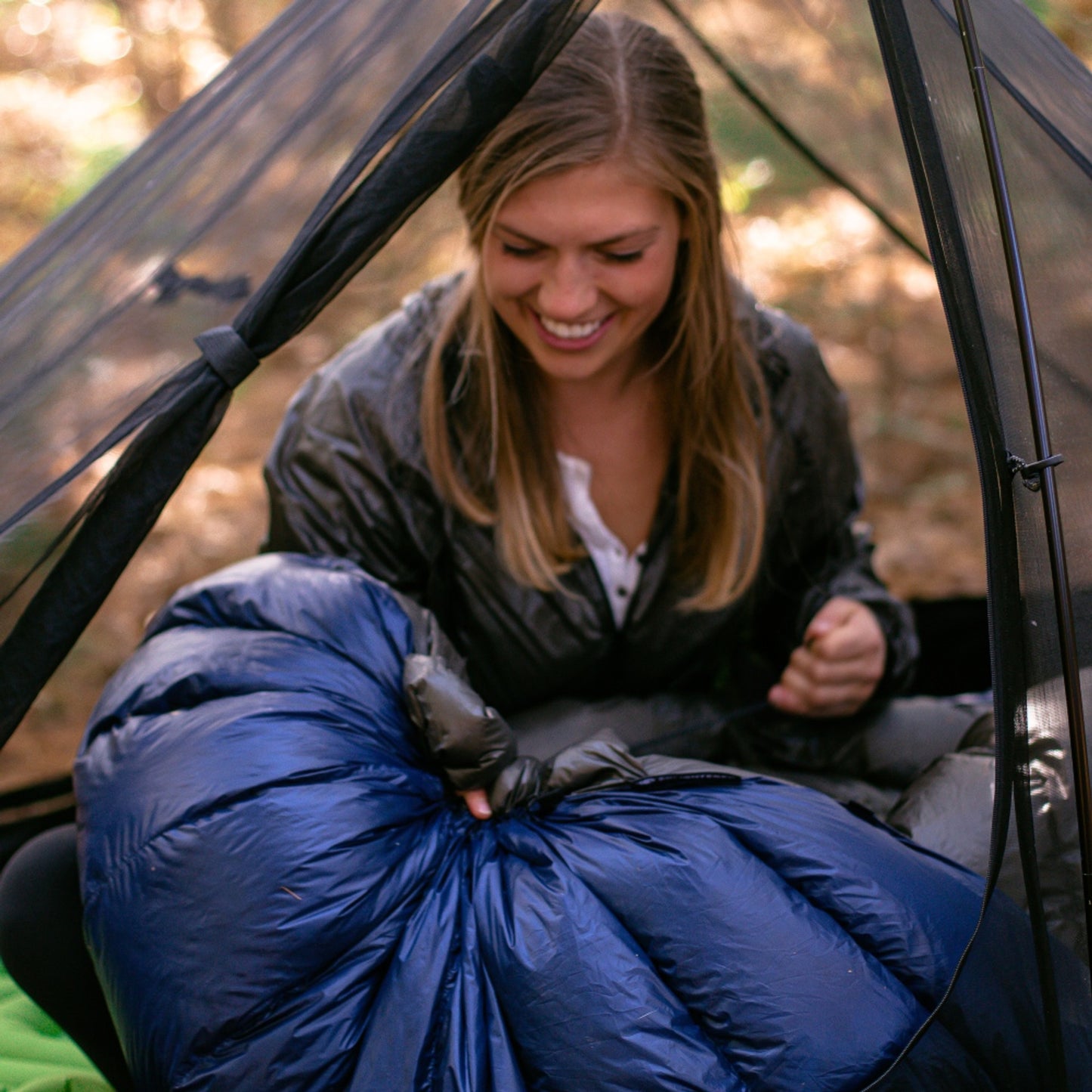 Enlightened Equipment Revelation Sleeping Quilt テント内での使用イメージ - 山道具とULギアのお店 Ascend Lite