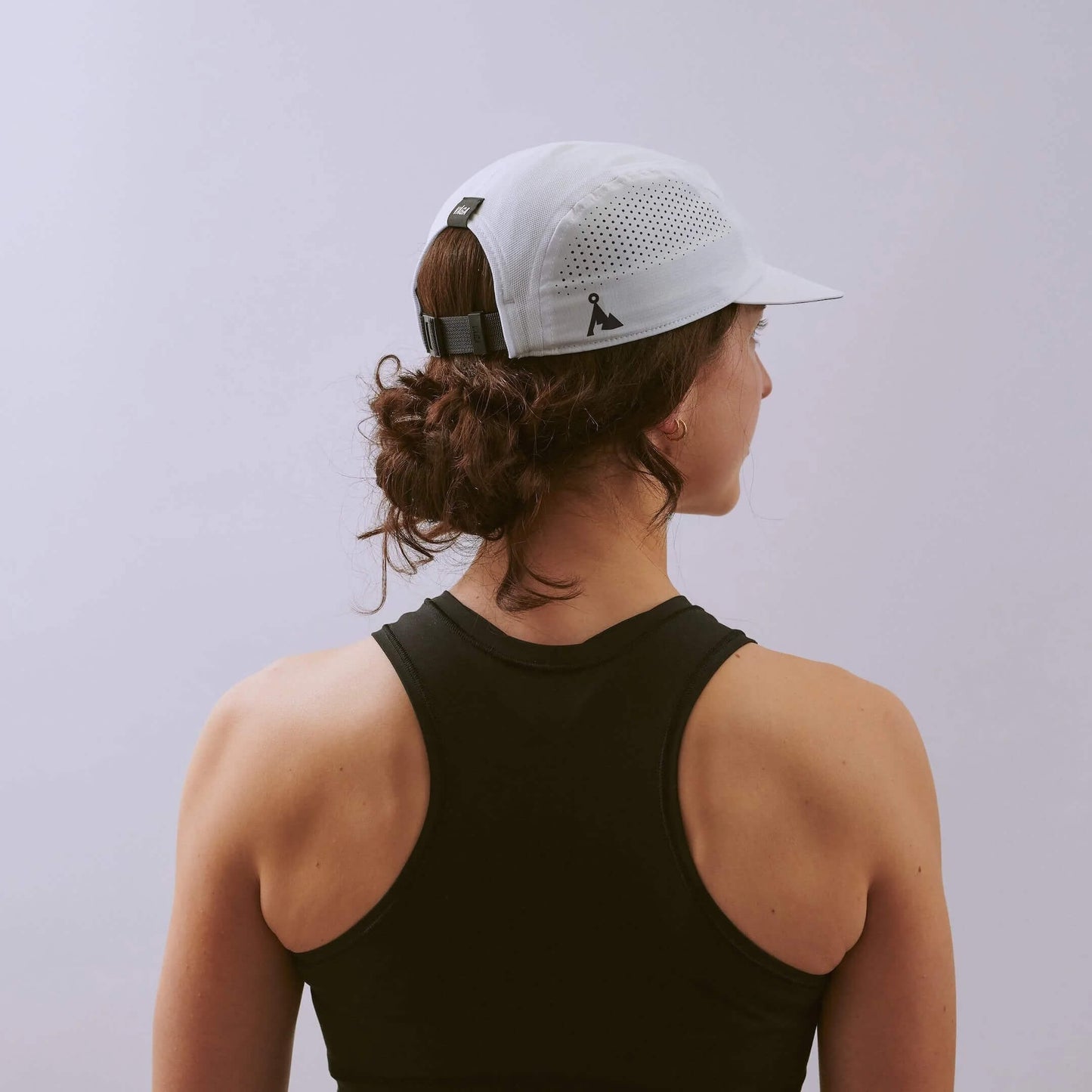 VAGA Feather Racing Cap フェザーレーシングキャップ ホワイト 着用イメージ 後ろ姿(公式画像) - 髪をまとめて後ろの開口部から出した被り方と黒いバックストラップの収まり - 山道具とULギアのお店 Ascend Lite