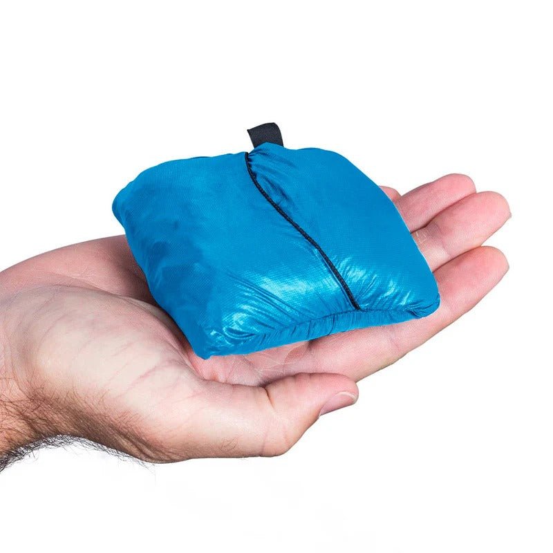 Zpacks Ventum Wind Shell Jacket ベンタムウインドシェルジャケット 本体一体型ポケットに収納した状態を手のひらに載せた収納サイズ比較。片手に収まる大きさ。写真の色は当店取扱外のAzure Blue(公式画像) - 山道具とULギアのお店 Ascend Lite