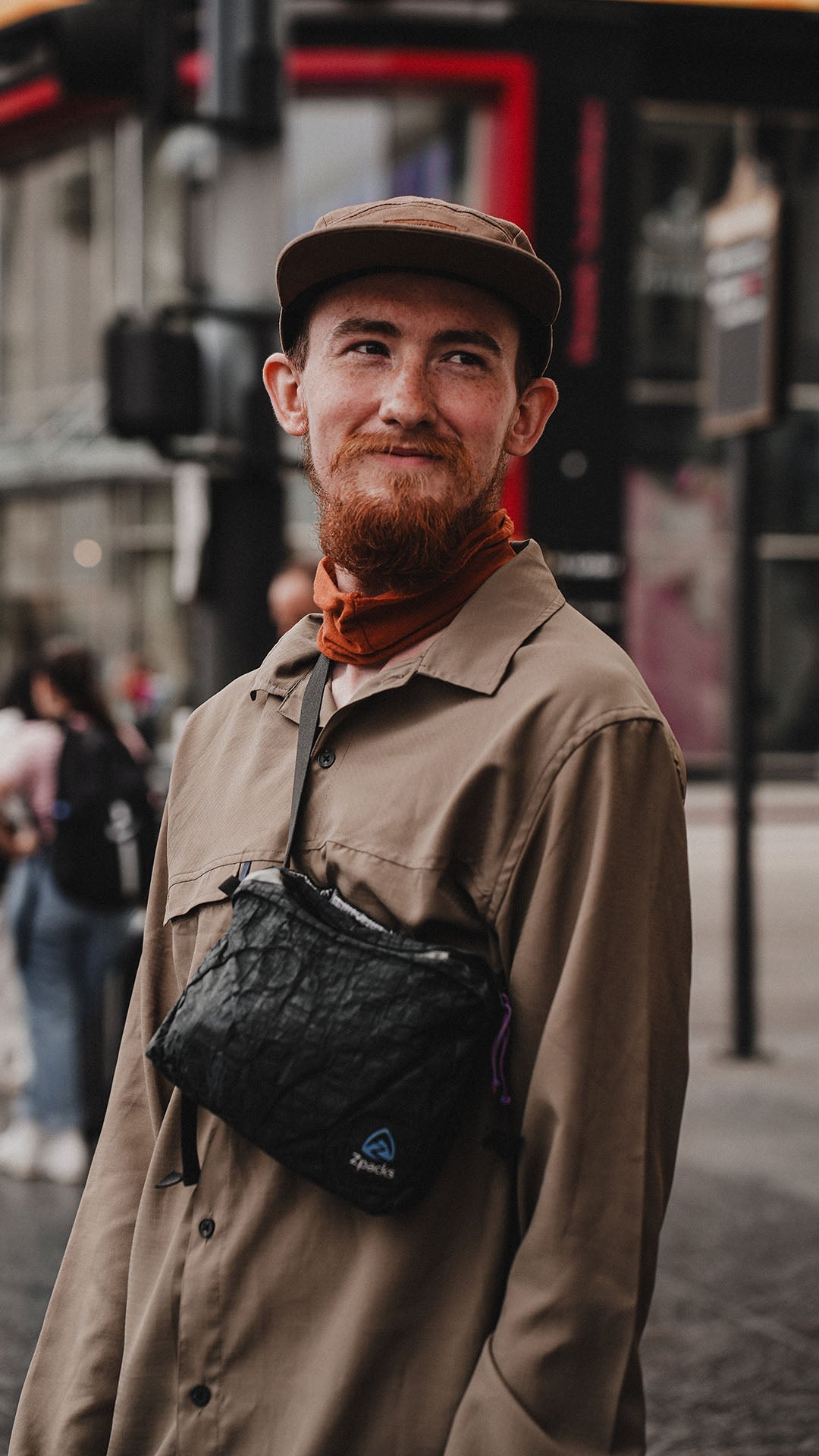 Zpacks x TownShirt Button Up Hiking Shirt タウンシャツ ボタンアップハイキングシャツ Olive Drab - 街中でウエストパックを掛けた着用シーン(公式画像) - 山道具とULギアのお店 Ascend Lite
