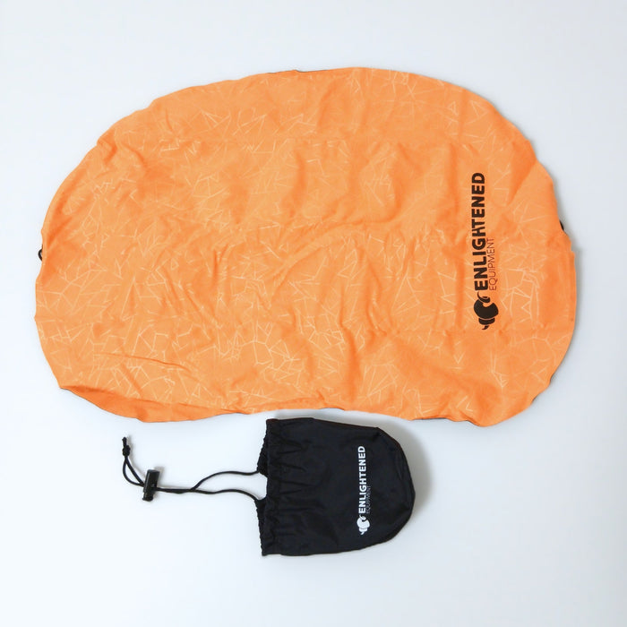 Enlightened Equipment Cloud 9 UL Pillow ピロー 実物のオレンジ面を上にした全体と付属のスタッフサック - 空気を抜いて平置きした状態 - 山道具とULギアのお店 Ascend Lite