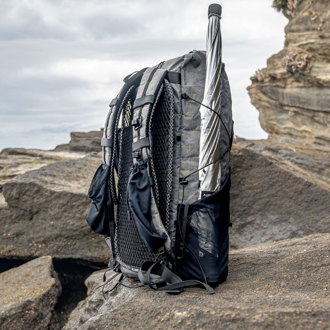 LUNA PROJECT Back Air Mesh Pad を装着したバックパックを岩場に置いた実使用シーン - 山道具とULギアのお店 Ascend Lite