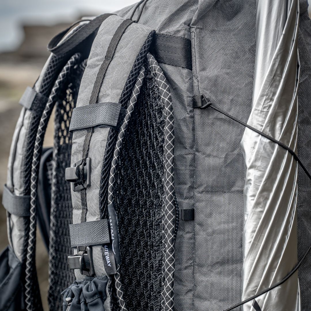 LUNA PROJECT Back Air Mesh Pad をバックパック背面に取り付けた全体カット - 山道具とULギアのお店 Ascend Lite