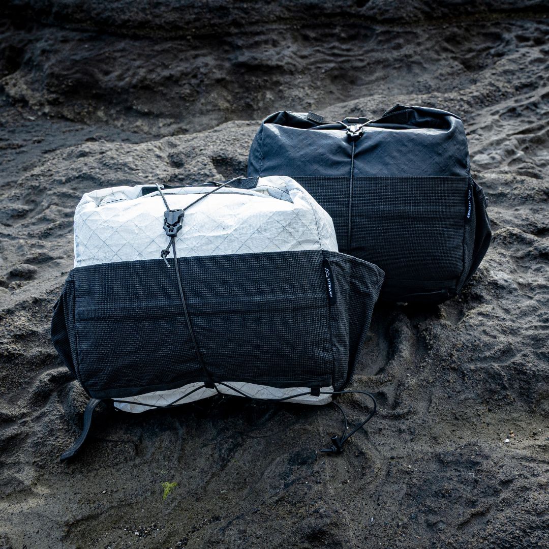 LITEWAY HIP PACK ヒップパック Black - 岩の上に置いた本体を上から見たところ（公式画像） - 山道具とULギアのお店 Ascend Lite