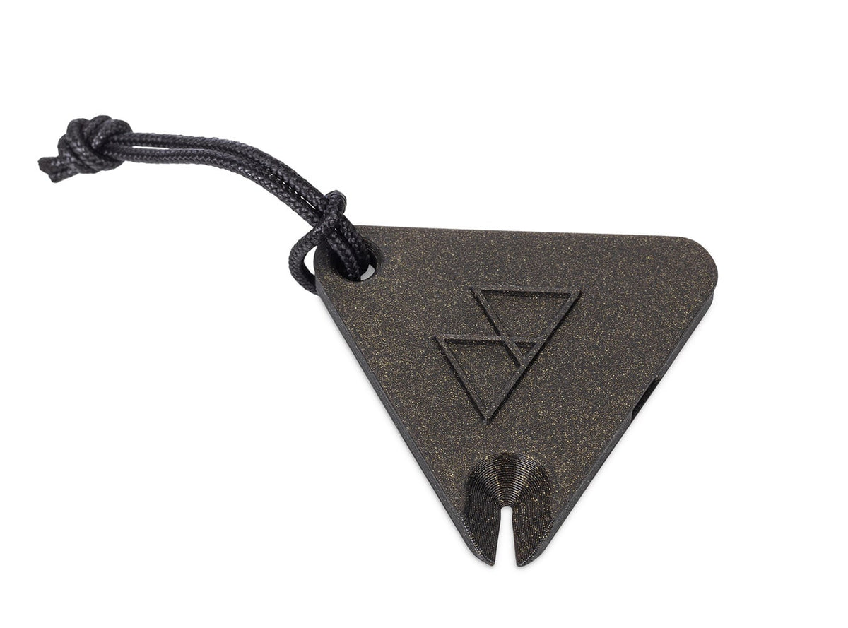 LITEWAY TRINKET WHISTLE トリンケットホイッスル Black コード付きの正三角形ボディ - 山道具とULギアのお店 Ascend Lite