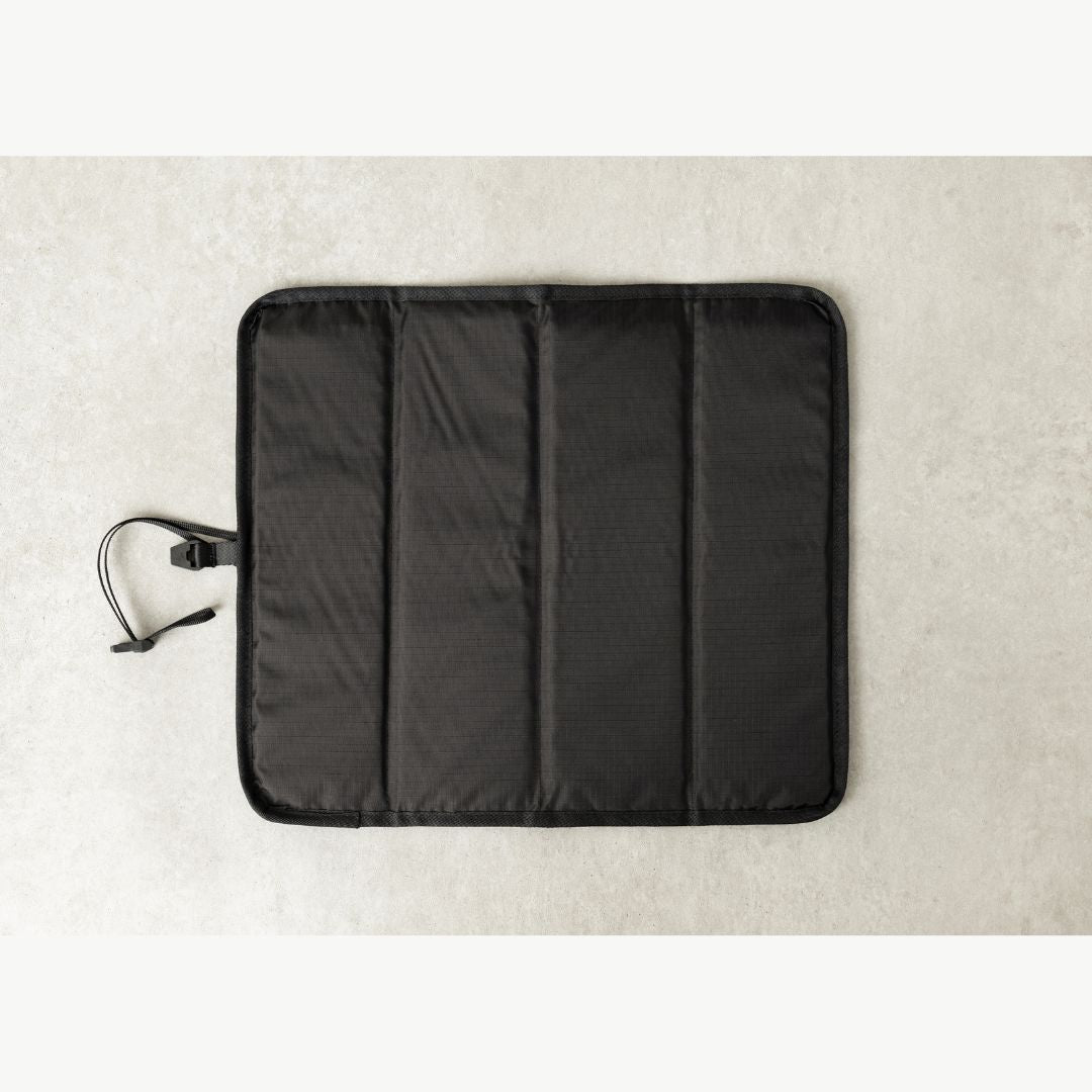 LUNA PROJECT Double Web Folding Mat 広げたナイロン210Dリップストップ面と4つ折りの折り目 - 山道具とULギアのお店 Ascend Lite