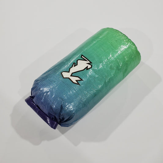 High Tail Designs 3.5L Stuff Sack ロールトップスタッフサック DCF Interstellar - 昇華プリントのロールトップスタッフサック（公式画像） - 山道具とULギアのお店 Ascend Lite