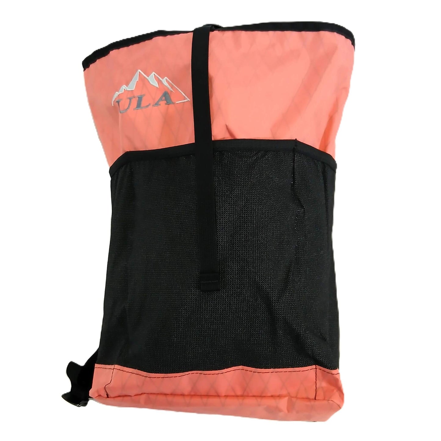 ULA Equipment Packrat パックラット X-Pac VX21 Coral 正面全体。コーラルのX-Pac生地とシルバーのULA山型ロゴ、黒いラップアラウンドUltraStretchメッシュポケット、中央の縦ウェビングが分かる実物写真 - 山道具とULギアのお店 Ascend Lite