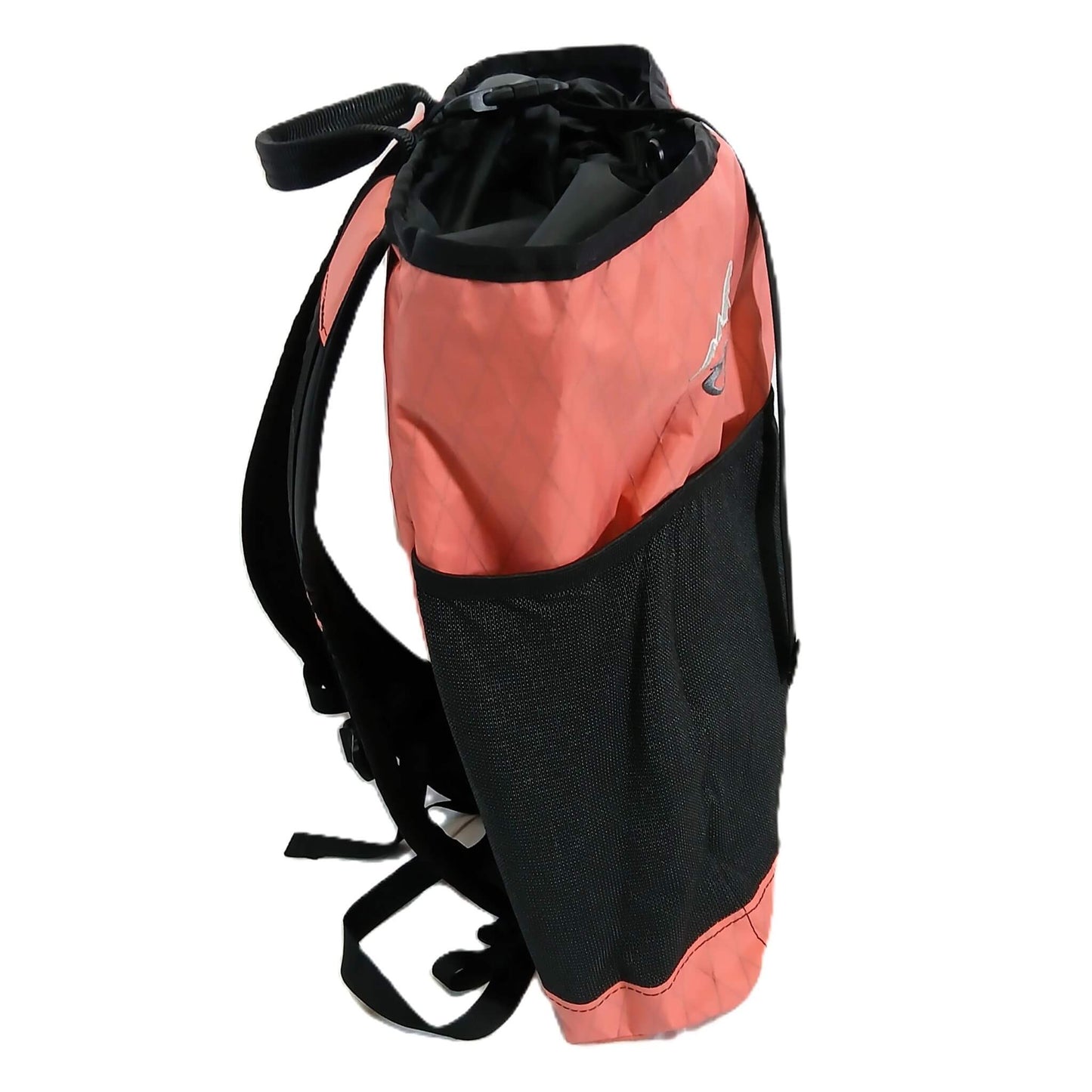 ULA Equipment Packrat パックラット X-Pac VX21 Coral 真横から見た全体。X-Pac生地の菱形格子模様と細身なマチ、側面まで伸びるメッシュポケット、天面の開口部が分かる実物写真 - 山道具とULギアのお店 Ascend Lite