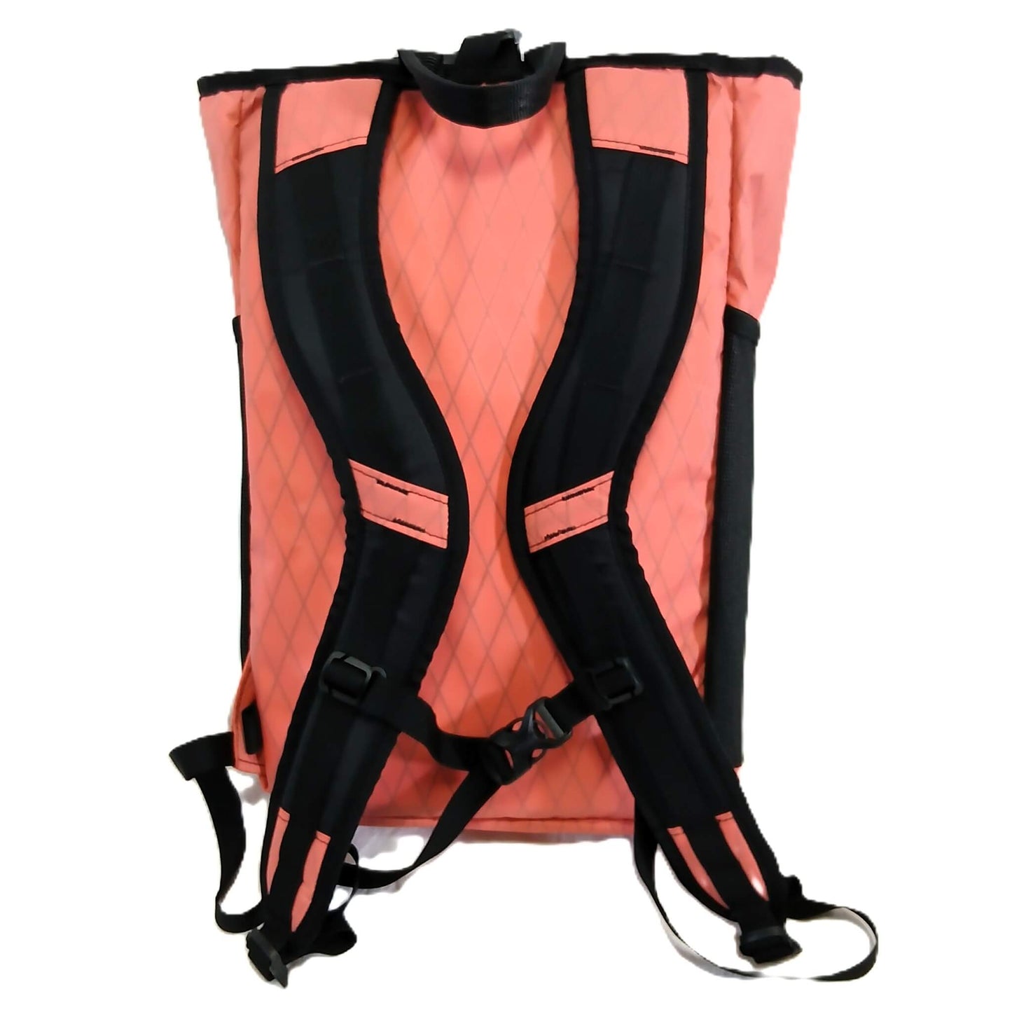 ULA Equipment Packrat パックラット X-Pac VX21 Coral 背面全体。菱形格子模様のX-Pac生地の背面パネルとS字カーブのショルダーストラップ、スターナムストラップ、下部の調整ストラップが分かる実物写真 - 山道具とULギアのお店 Ascend Lite
