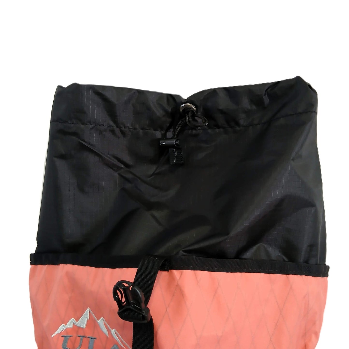 ULA Equipment Packrat パックラット X-Pac VX21 Coral 上部のクローズアップ。ドローコードとコードロックで絞る黒い開口部のエクステンションカラーと、コーラル生地のULA山型ロゴが分かる実物写真 - 山道具とULギアのお店 Ascend Lite
