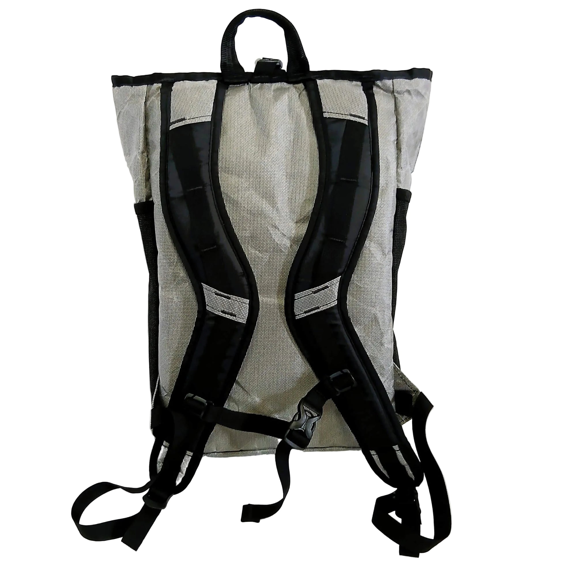 ULA Equipment Packrat パックラット Ultra（ULTRA 200X）グレー 背面全体。S字カーブのパッド入りショルダーストラップとスターナムストラップ、フレームレスのフラットな背面パネルが分かる実物写真 - 山道具とULギアのお店 Ascend Lite