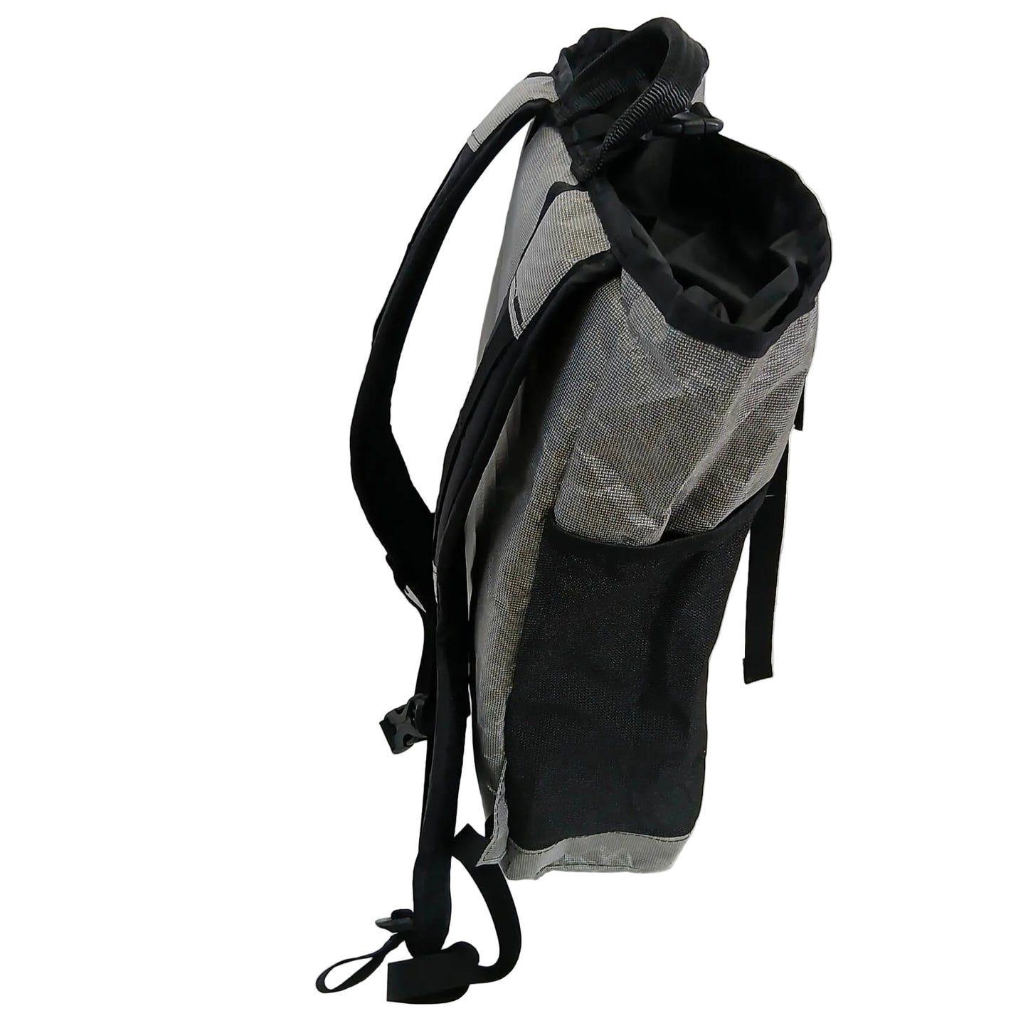 ULA Equipment Packrat パックラット Ultra（ULTRA 200X）グレー 真横から見た全体。天面を開いた状態で、容量25.5Lの細身なマチと側面まで回り込むメッシュポケットが分かる実物写真 - 山道具とULギアのお店 Ascend Lite