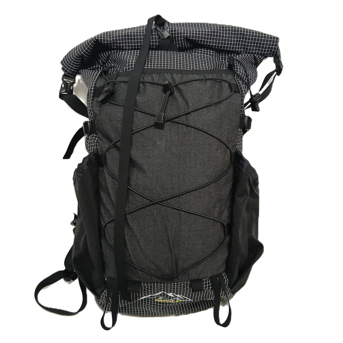 ULA Equipment Circuit SV サーキットSV Robic Black 正面全体。着脱式Top-Yストラップを装着しロールトップを閉じた状態で、フロントポケットのショックコードとサイドポケットが見える実物写真 - 山道具とULギアのお店 Ascend Lite