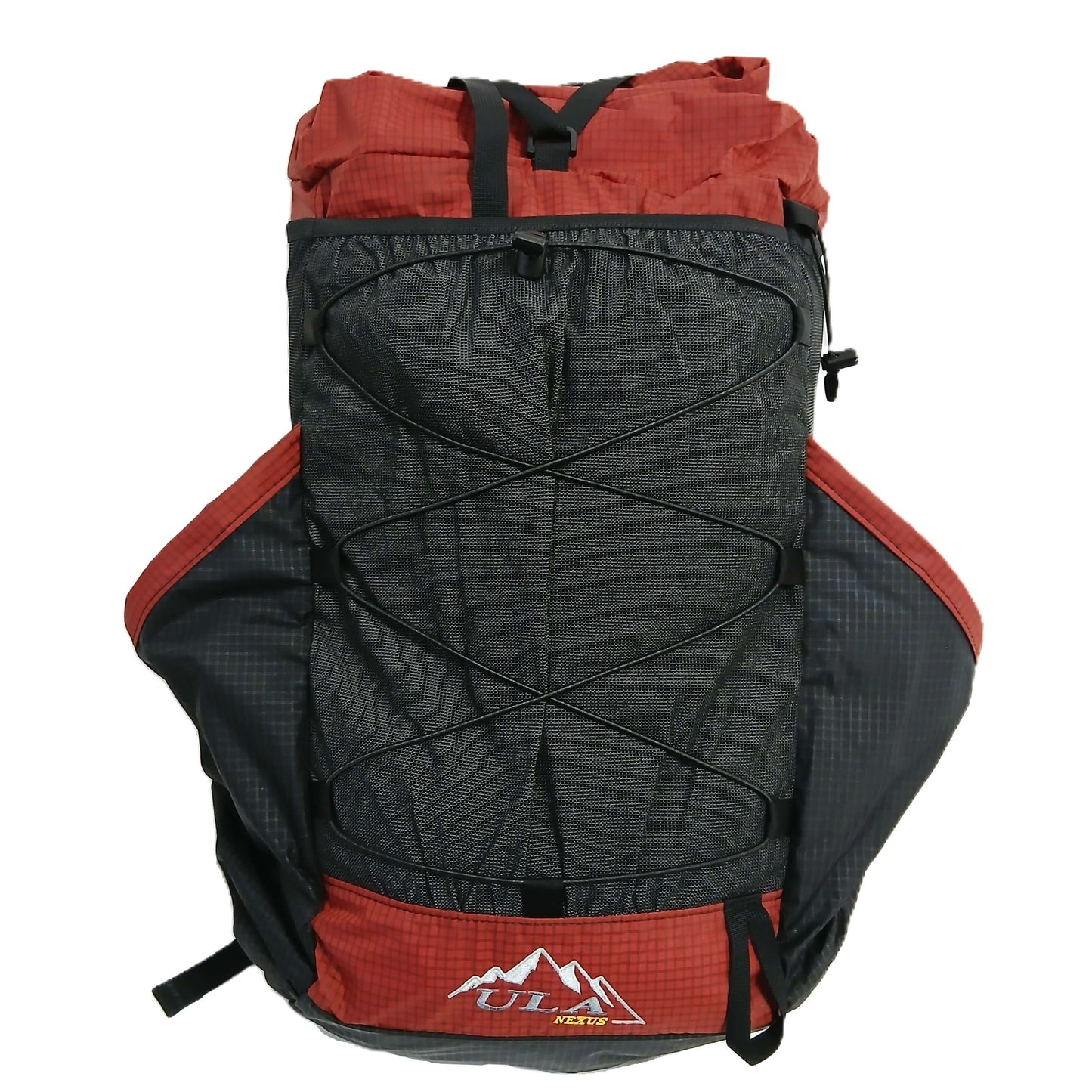 ULA Equipment Nexus ネクサス Dark Chili（UltraGrid）正面全体の実物写真。赤いロールトップとYストラップ、黒いフロントメッシュポケット、両サイドのオープン型アボカドポケット - 山道具とULギアのお店 Ascend Lite