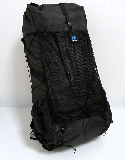 Zpacks Arc Haul Ultra 60L アークホールウルトラ ジェットブラック ロールトップを閉じた本体を斜め前から見た全体の実物写真 - 山道具とULギアのお店 Ascend Lite