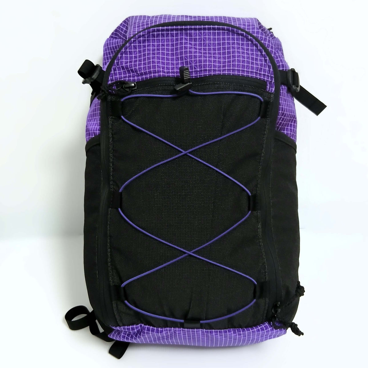 ULA Equipment 30L Dragonfly ドラゴンフライ Purple Robic 正面全体の実物写真。黒のフロントストレッチメッシュポケットと紫のバンジーコード、外部ロゴのないパッチレス仕様 - 山道具とULギアのお店 Ascend Lite