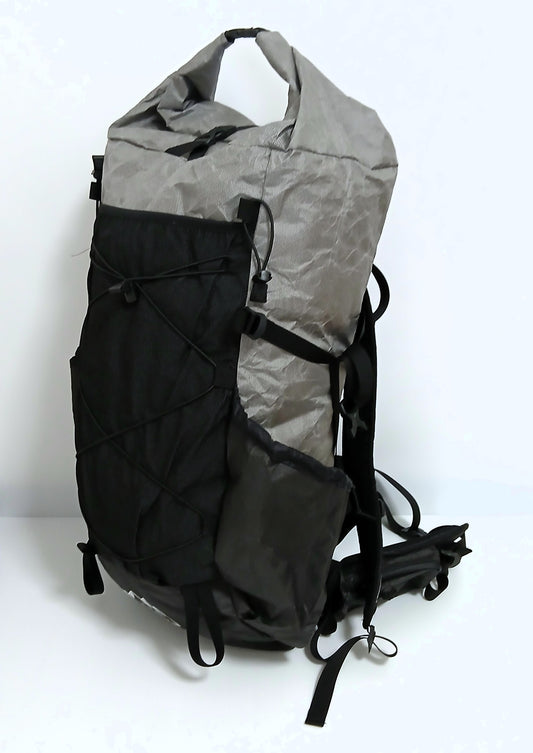 ULA Equipment Circuit サーキット ULTRA Grey 斜め前から見た全体。ロールトップを立てた状態で、黒いUltraStretchメッシュのフロントポケットとショックコード、傾斜付きサイドポケット、コンプレッションストラップが分かる実物写真 - 山道具とULギアのお店 Ascend Lite