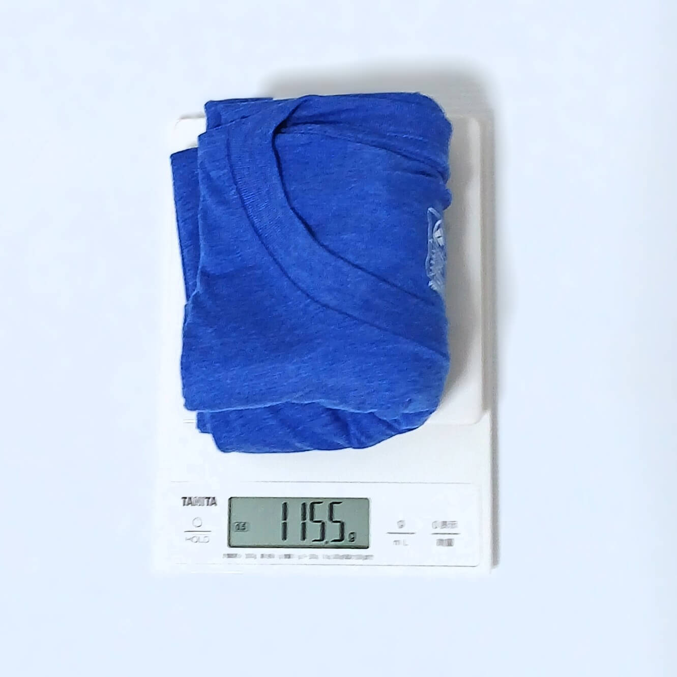 Zpacks Crest T-Shirt クレストTシャツ ブルーのMサイズを畳んでデジタルスケールにのせ、115.5gを表示した計量の実物写真 - 山道具とULギアのお店 Ascend Lite