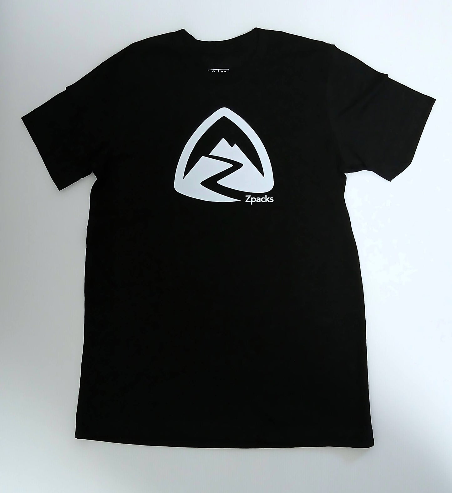 Zpacks Crest T-Shirt クレストTシャツ チャコール 平置きした前身頃の全体。胸中央に白い山並みのクレストロゴが大きくプリントされた実物写真 - 山道具とULギアのお店 Ascend Lite