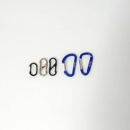 Zpacks Carabiner 4個セット カラビナ 全タイプのサイズ比較 左からブラックのTiny Oval、シルバーとブラックのMini-S、ブルーのMini-Dワイヤーゲートとスタンダードゲートを白背景に横並びにした実物写真 - 山道具とULギアのお店 Ascend Lite