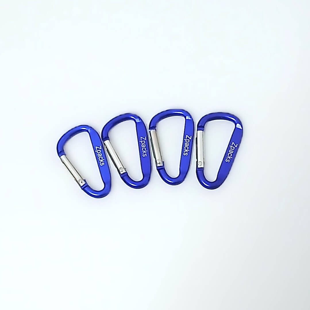 Zpacks Carabiner 4個セット カラビナ Mini-D ブルー スタンダードゲート4個を白背景に重ねて並べた実物写真 D型ボディ側面の白字Zpacksロゴとローレット加工のスナップゲートが見える - 山道具とULギアのお店 Ascend Lite