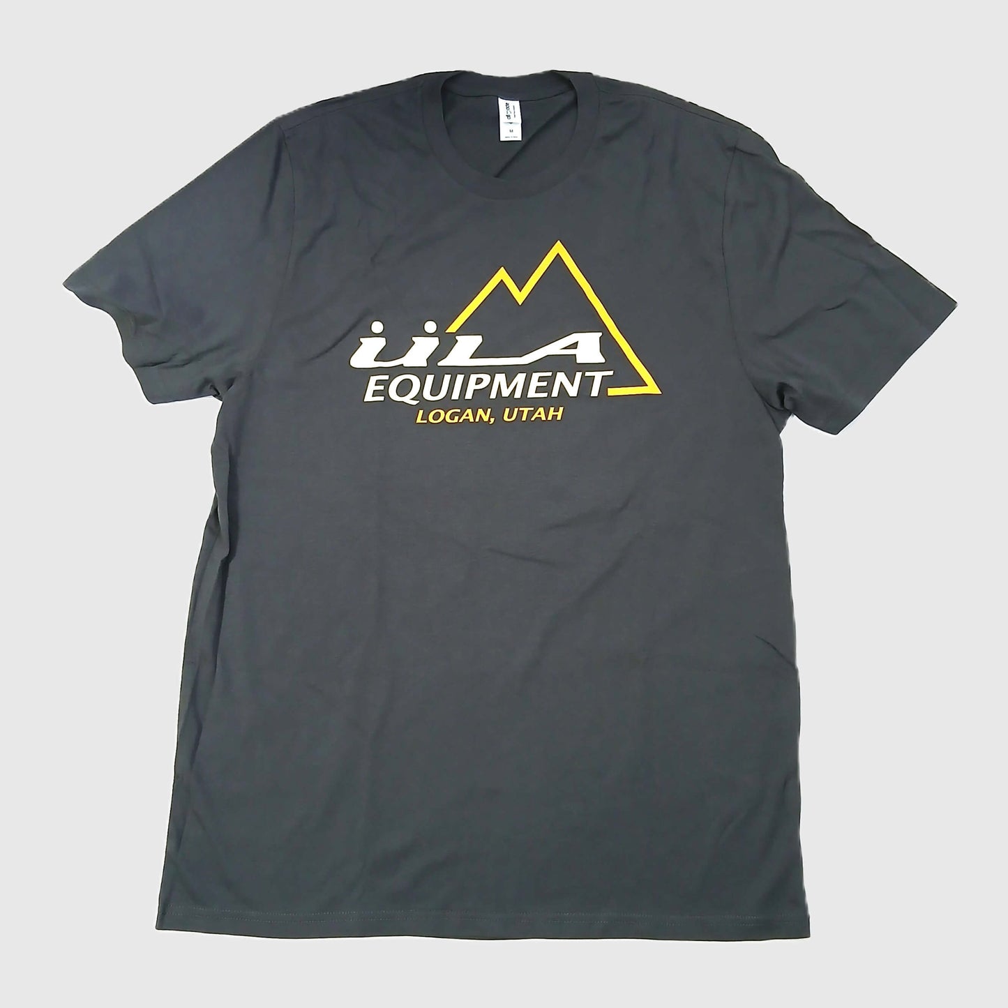 ULA Equipment Organic Cotton Vintage ULA Logo T-shirt ヴィンテージロゴTシャツ Terrain Grey 前面（初代ULAロゴ・LOGAN, UTAH表記） - 山道具とULギアのお店 Ascend Lite