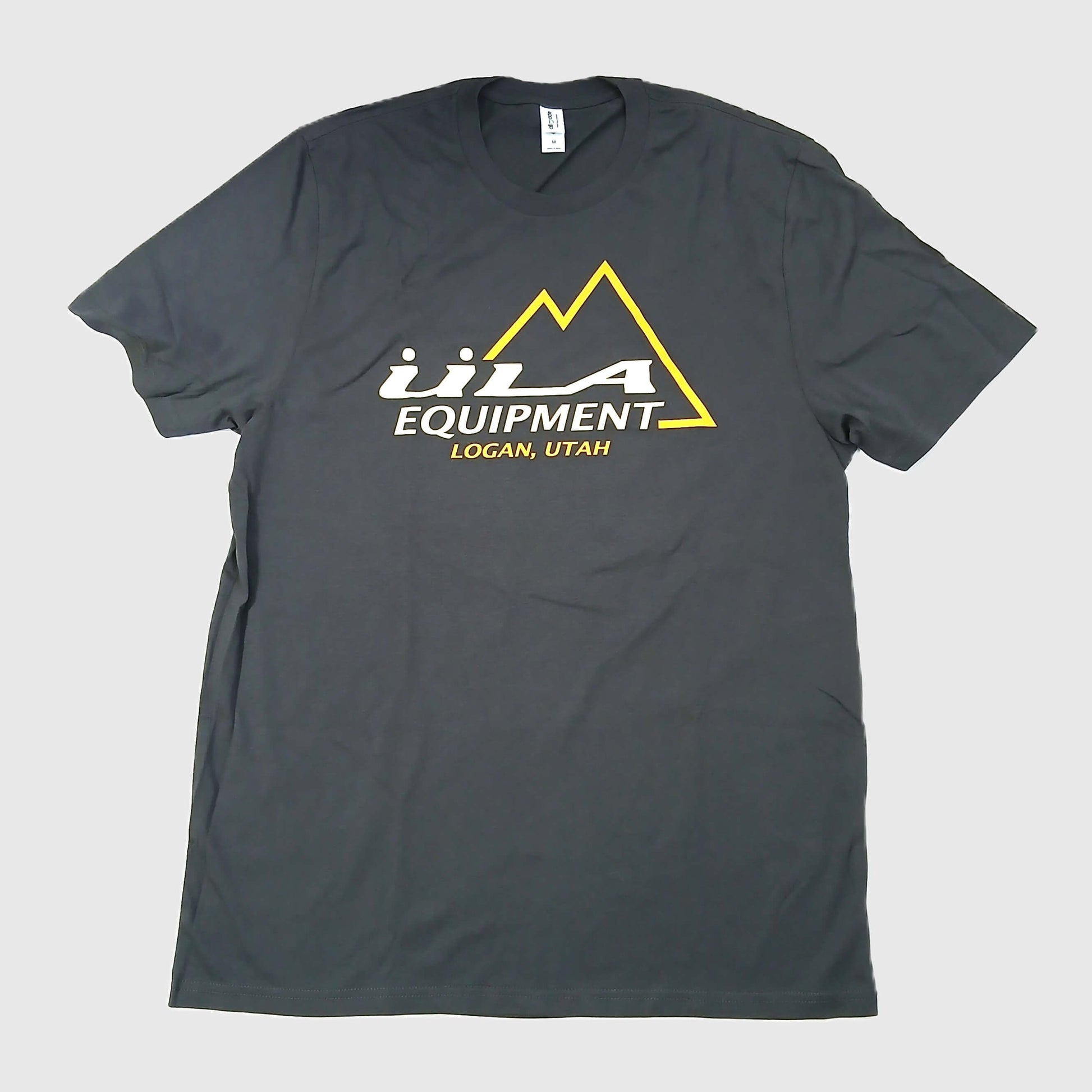 ULA Equipment Organic Cotton Vintage ULA Logo T-shirt ヴィンテージロゴTシャツ Terrain Grey 前面（初代ULAロゴ・LOGAN, UTAH表記） - 山道具とULギアのお店 Ascend Lite