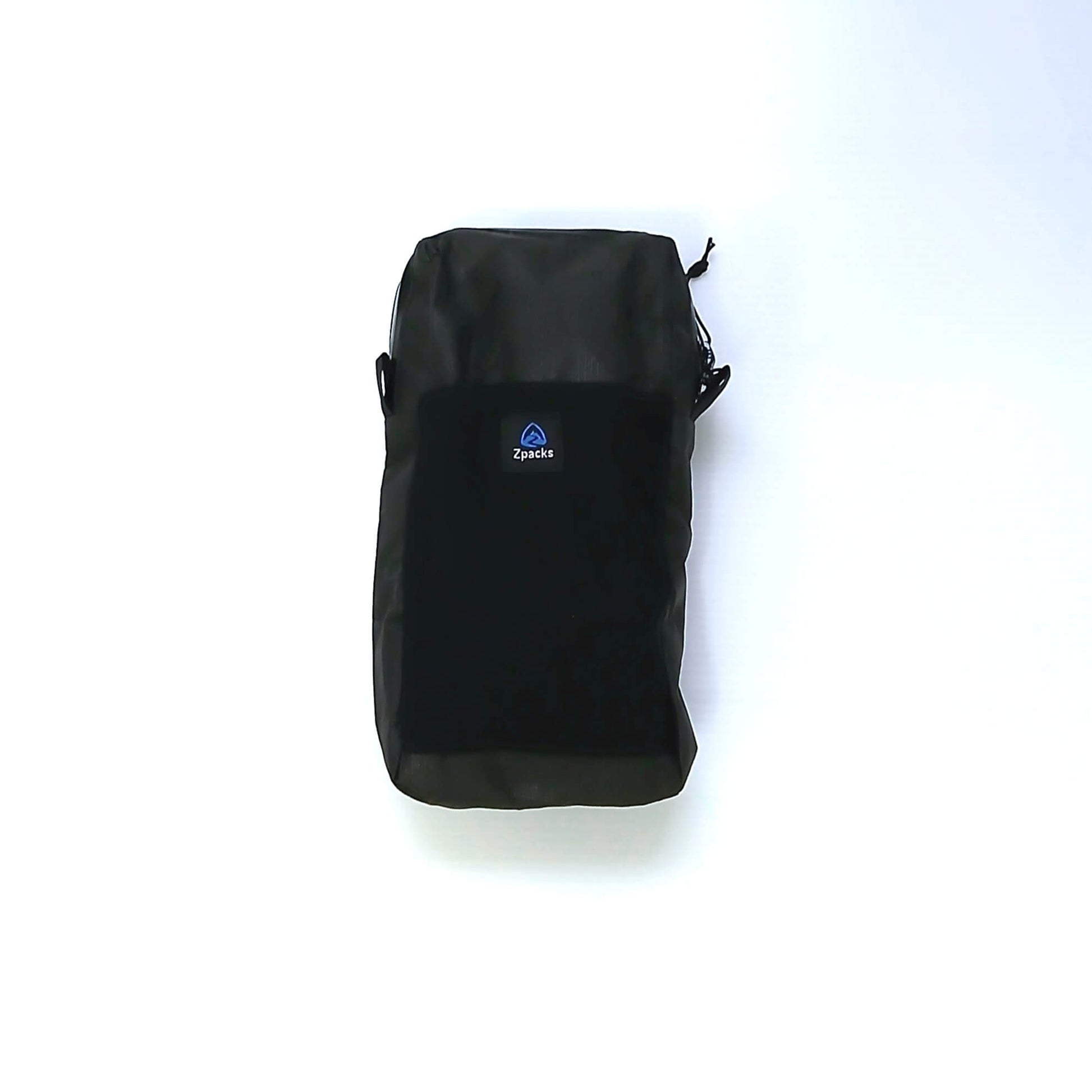 Zpacks Shoulder Pouch w/ Zipper ショルダーポーチ ジッパー付き Jet Black Ultra 白背景に寝かせた正面全体、上部から右サイドへ回り込む止水ジッパーとプルコード、下半分の伸縮メッシュポケットの実物写真 - 山道具とULギアのお店 Ascend Lite
