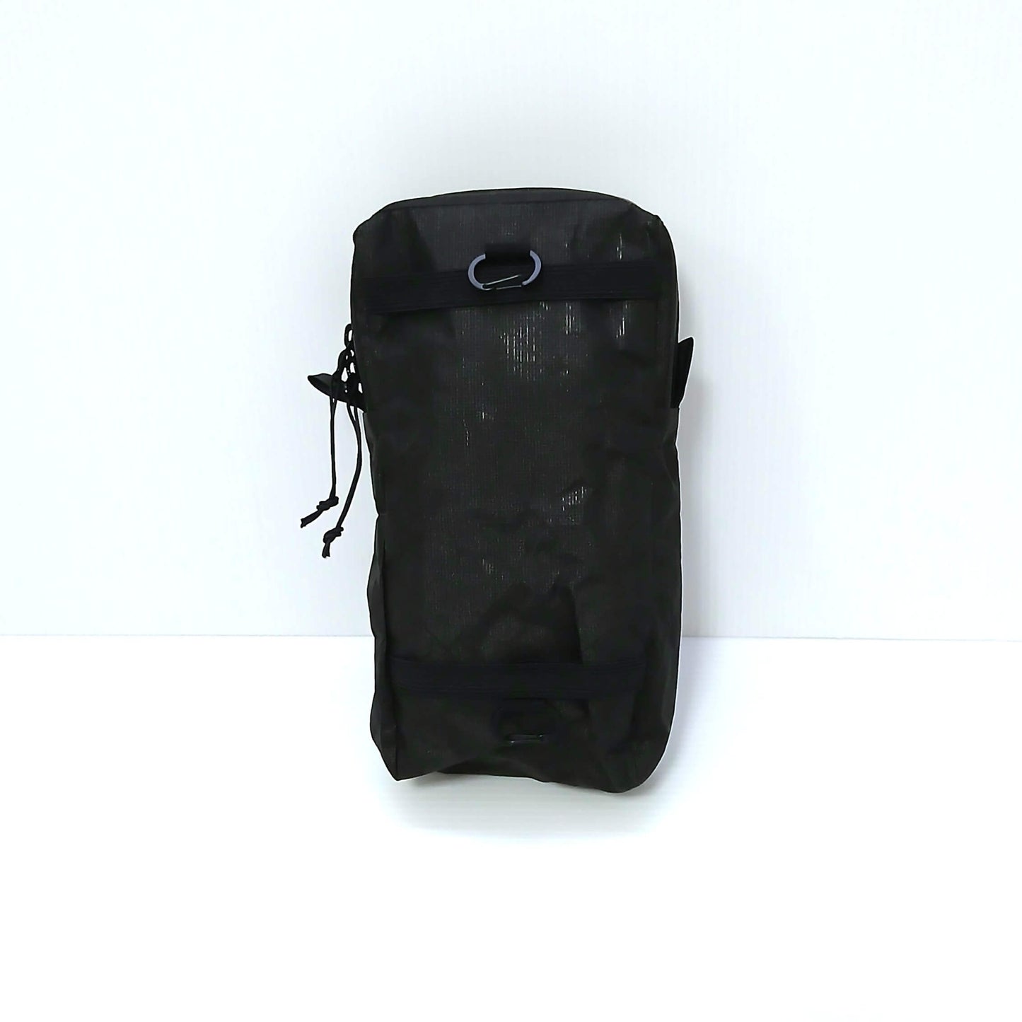 Zpacks Shoulder Pouch w/ Zipper ショルダーポーチ ジッパー付き Jet Black Ultra 背面全体、ショルダーストラップに巻く上下2本のエラスティックバンドと上部中央のLoop Toggle、Ultra 100X生地の格子目の実物写真 - 山道具とULギアのお店 Ascend Lite
