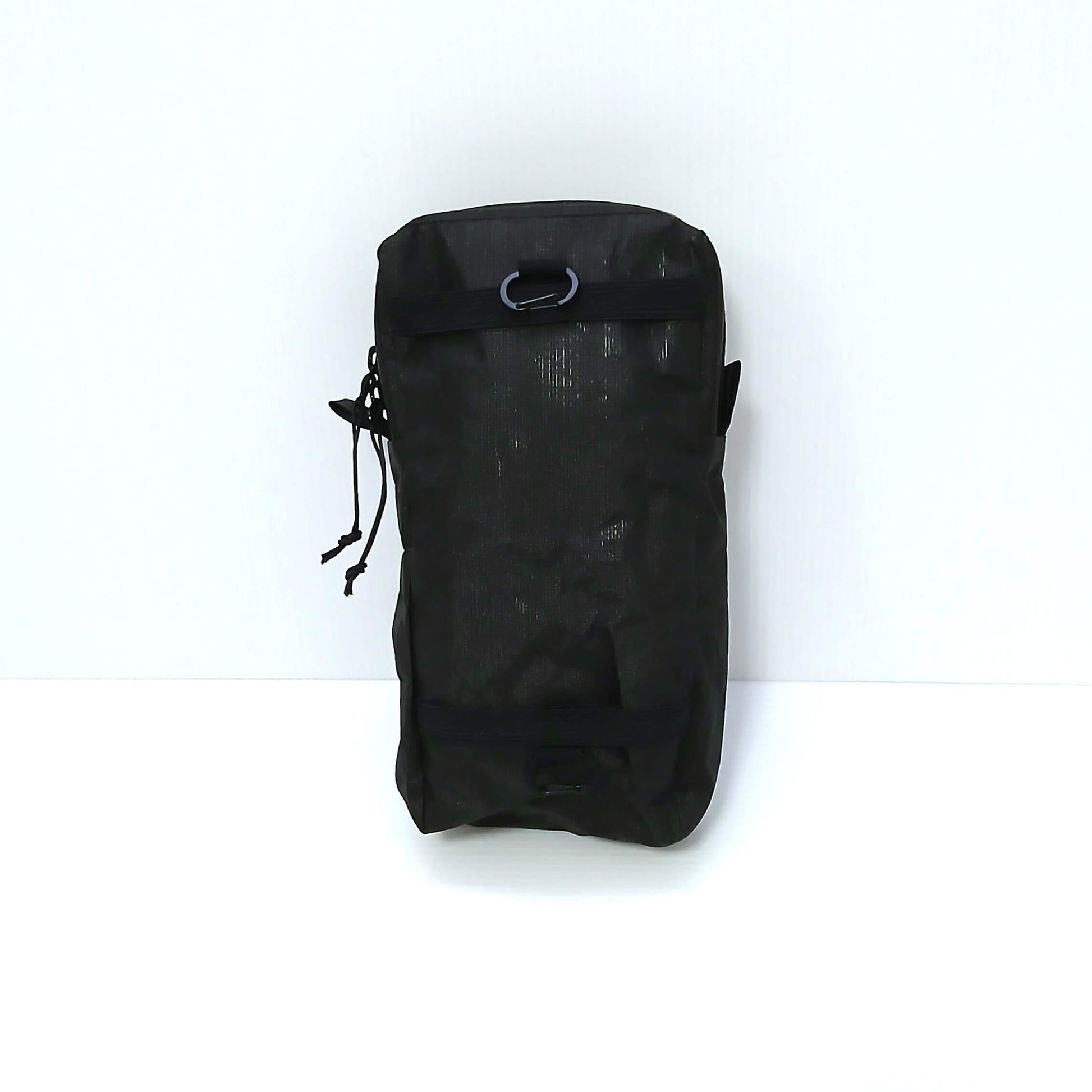 Zpacks Shoulder Pouch w/ Zipper ショルダーポーチ ジッパー付き Jet Black Ultra 背面全体、ショルダーストラップに巻く上下2本のエラスティックバンドと上部中央のLoop Toggle、Ultra 100X生地の格子目の実物写真 - 山道具とULギアのお店 Ascend Lite
