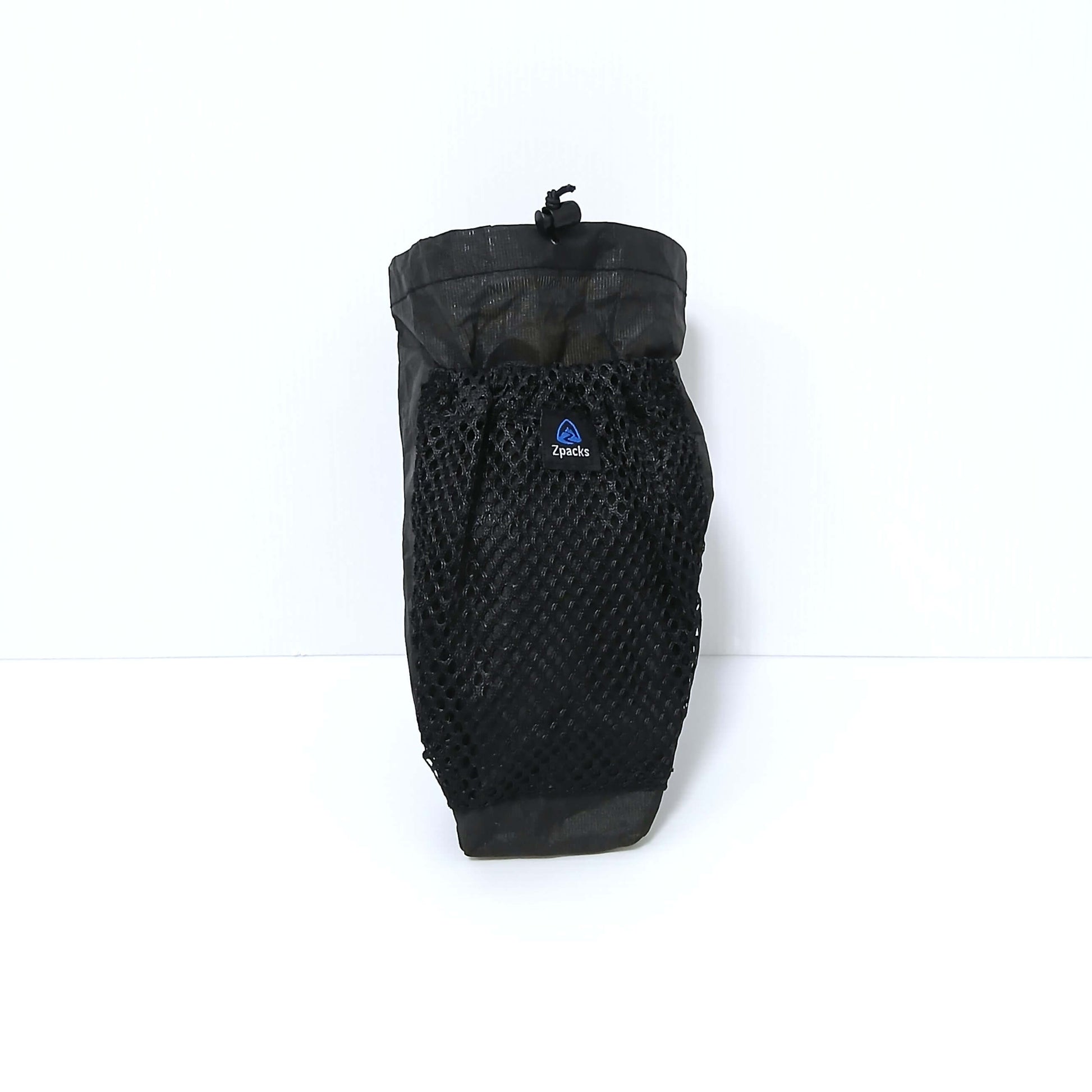 Zpacks Shoulder Pouch ショルダーポーチ Jet Black Ultra 立てた状態の正面全体、上部のドローコードとコードロック、本体の大半を覆う大きな伸縮メッシュポケットとZpacksロゴタグの実物写真 - 山道具とULギアのお店 Ascend Lite