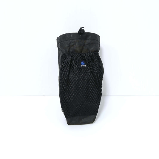 Zpacks Shoulder Pouch ショルダーポーチ Jet Black Ultra 立てた状態の正面全体、上部のドローコードとコードロック、本体の大半を覆う大きな伸縮メッシュポケットとZpacksロゴタグの実物写真 - 山道具とULギアのお店 Ascend Lite