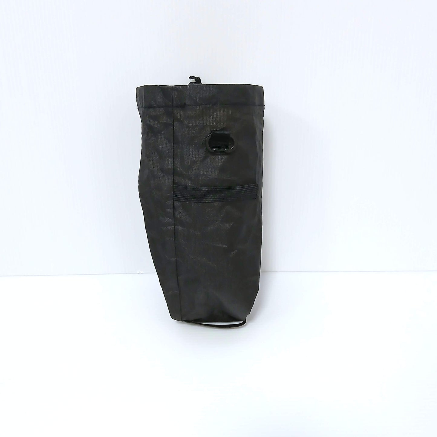 Zpacks Shoulder Pouch ショルダーポーチ Jet Black Ultra 背面全体、ショルダーストラップに巻く横向きのエラスティックバンドと上部の補強ループスロット、Ultra 100X生地の質感の実物写真 - 山道具とULギアのお店 Ascend Lite