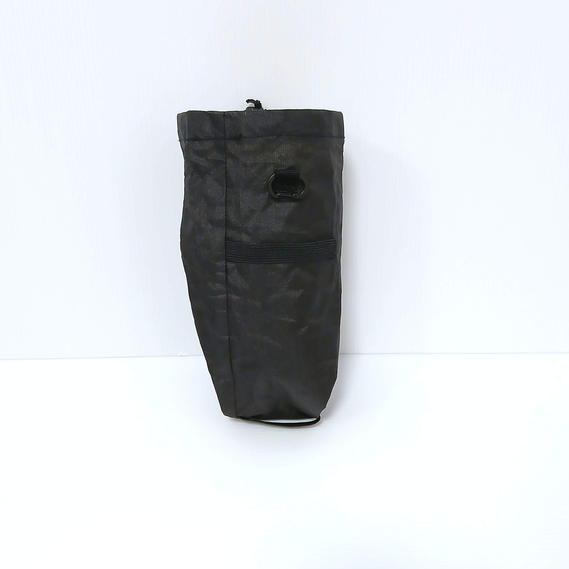 Zpacks Shoulder Pouch ショルダーポーチ Jet Black Ultra 背面全体、ショルダーストラップに巻く横向きのエラスティックバンドと上部の補強ループスロット、Ultra 100X生地の質感の実物写真 - 山道具とULギアのお店 Ascend Lite