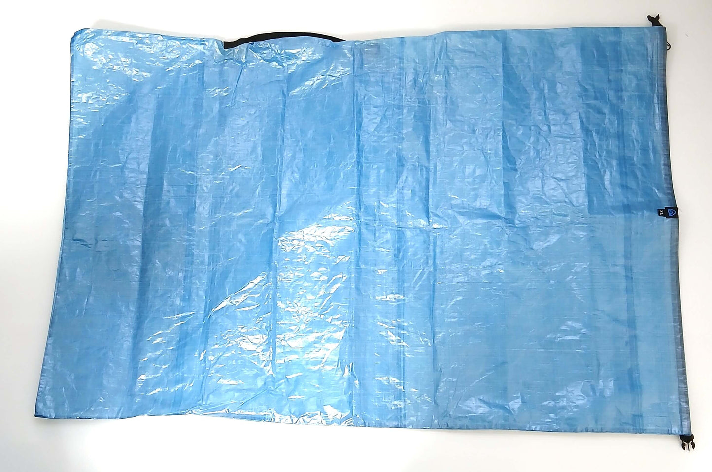 Zpacks Airplane Case XL エアプレーンケース XL Blue 平置き全体 - 中身を出して広げたDCF本体と上辺中央のウェビング持ち手、右端のロールトップ用バックルの実物写真 - 山道具とULギアのお店 Ascend Lite