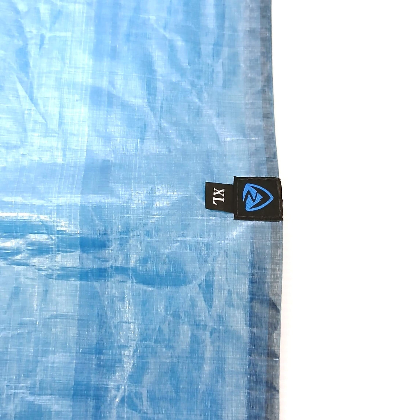 Zpacks Airplane Case XL エアプレーンケース XL Blue XLサイズ表記タグの接写 - Zpacksロゴタグと縁の黒いバインディング、DCF生地の織り目が見える実物写真 - 山道具とULギアのお店 Ascend Lite