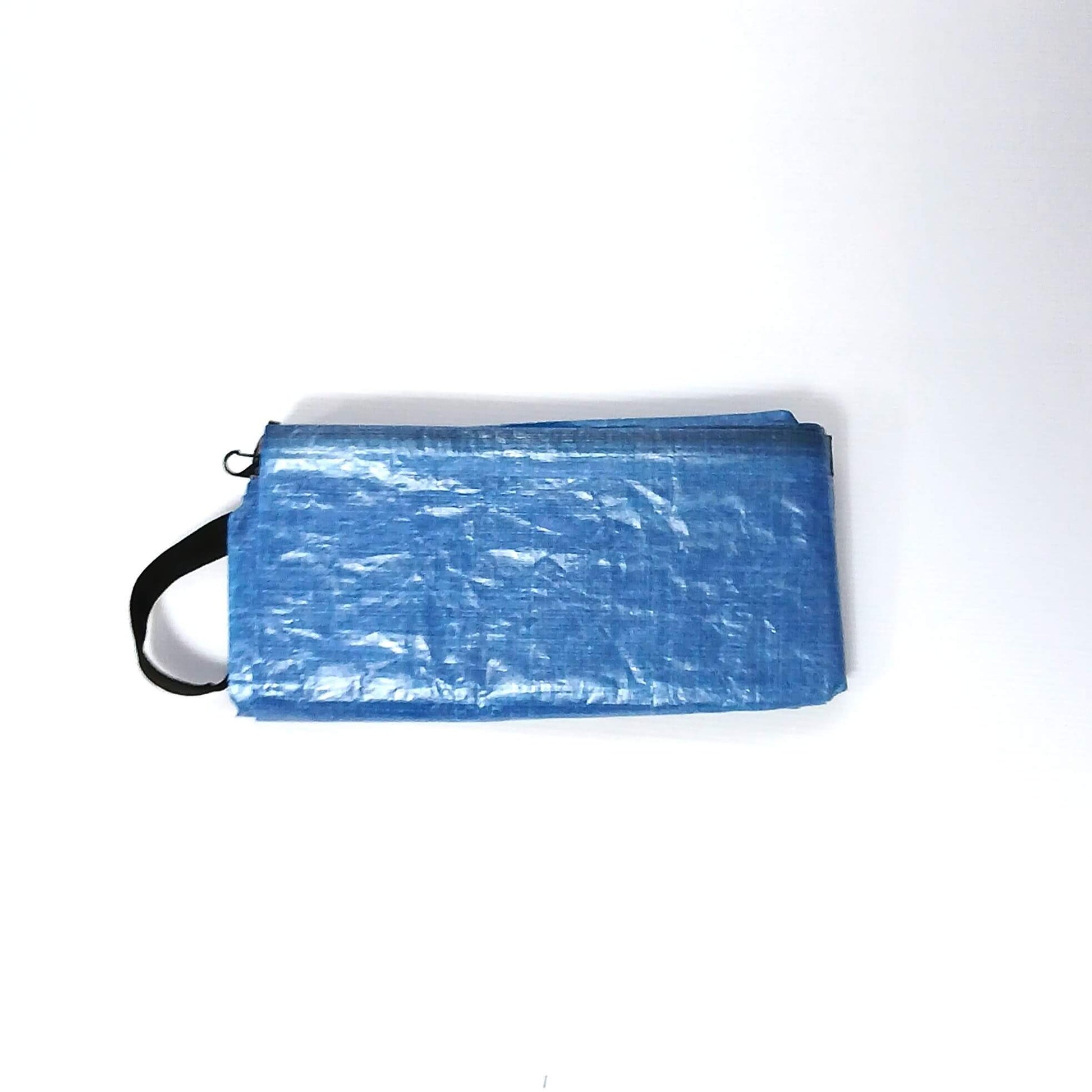Zpacks Airplane Case エアプレーンケース Blue 実物写真 - 折りたたんでコンパクトにした状態 - 山道具とULギアのお店 Ascend Lite