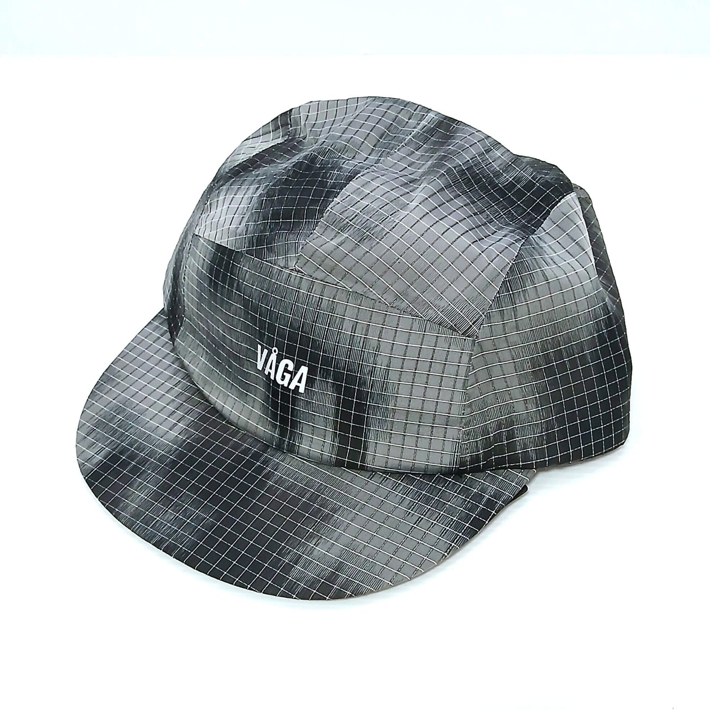 VAGA Night Club Cap ナイトクラブキャップ ブラック 斜め前からの実物写真 - 光を受けて銀色に浮かぶ格子状のリフレクティブ生地とサイドパネルの白いVAGAロゴ - 山道具とULギアのお店 Ascend Lite
