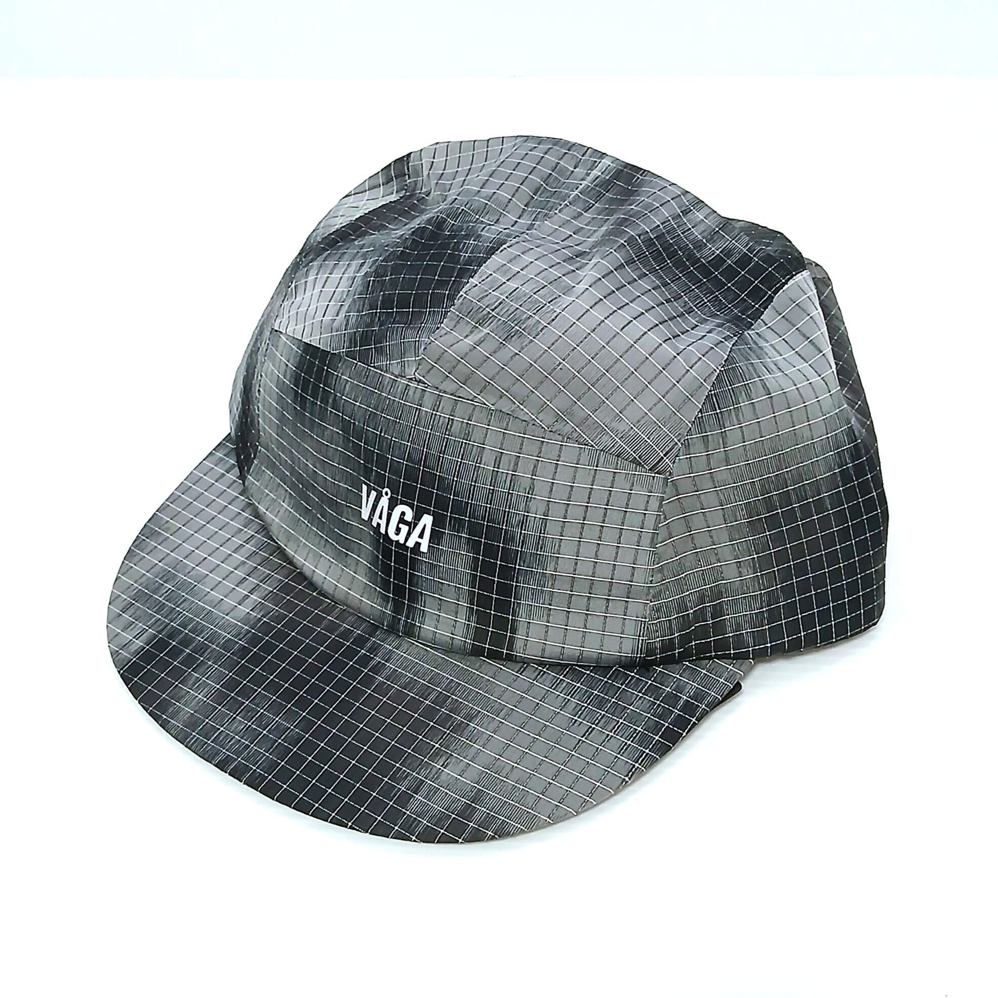 VAGA Night Club Cap ナイトクラブキャップ ブラック 斜め前からの実物写真 - 光を受けて銀色に浮かぶ格子状のリフレクティブ生地とサイドパネルの白いVAGAロゴ - 山道具とULギアのお店 Ascend Lite