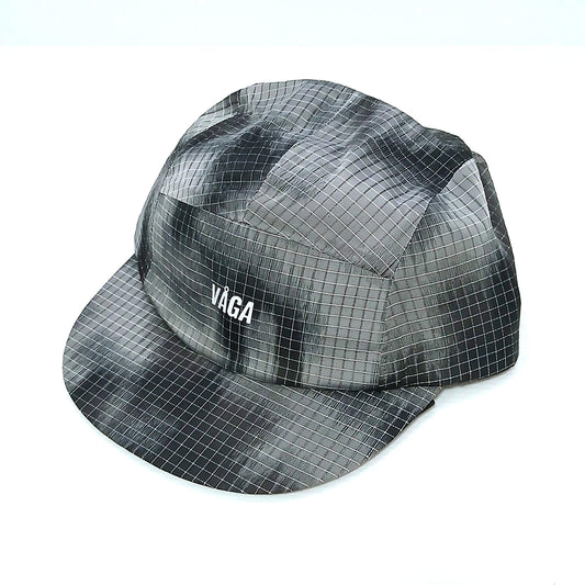 VAGA Night Club Cap ナイトクラブキャップ ブラック 斜め前からの実物写真 - 光を受けて銀色に浮かぶ格子状のリフレクティブ生地とサイドパネルの白いVAGAロゴ - 山道具とULギアのお店 Ascend Lite
