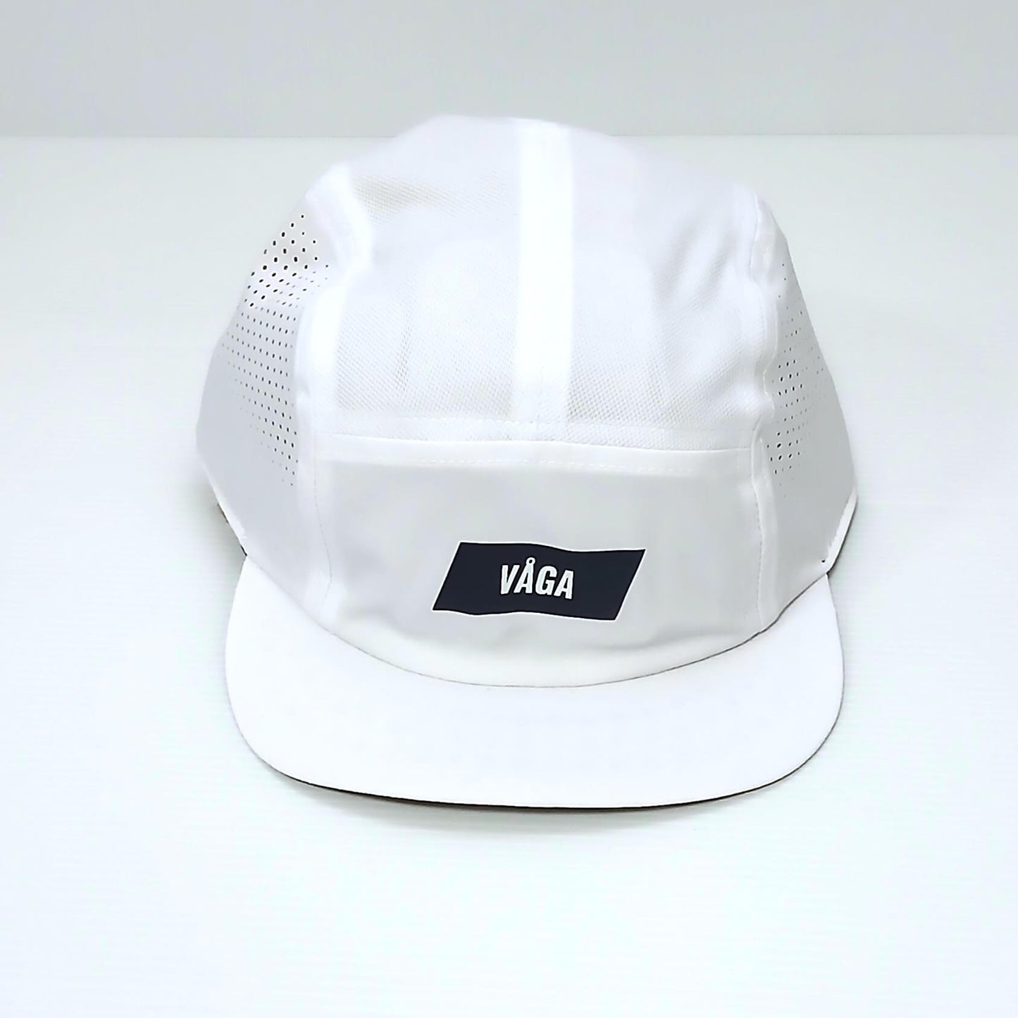 VAGA Feather Racing Cap フェザーレーシングキャップ ホワイト 実物写真 正面 - フロントパネル中央のネイビーのVAGAラベルとサイドパネルのレーザーカット通気ホール - 山道具とULギアのお店 Ascend Lite