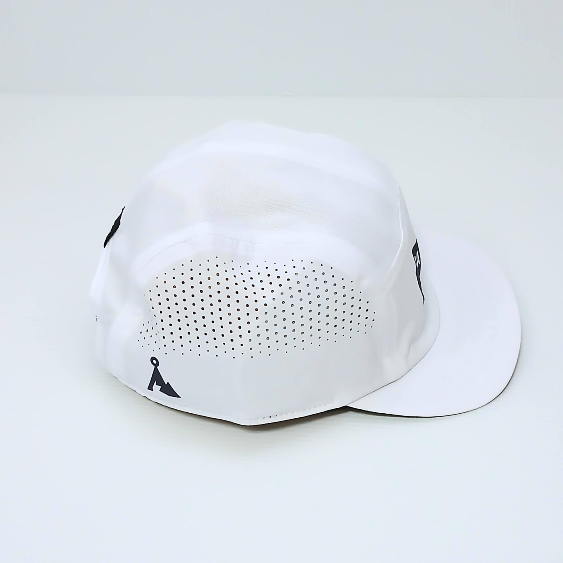 VAGA Feather Racing Cap フェザーレーシングキャップ ホワイト 実物写真 斜め後ろ - サイドパネル一面に広がるレーザーカットの通気ホールと後ろ寄りのネイビーの山型ロゴ - 山道具とULギアのお店 Ascend Lite