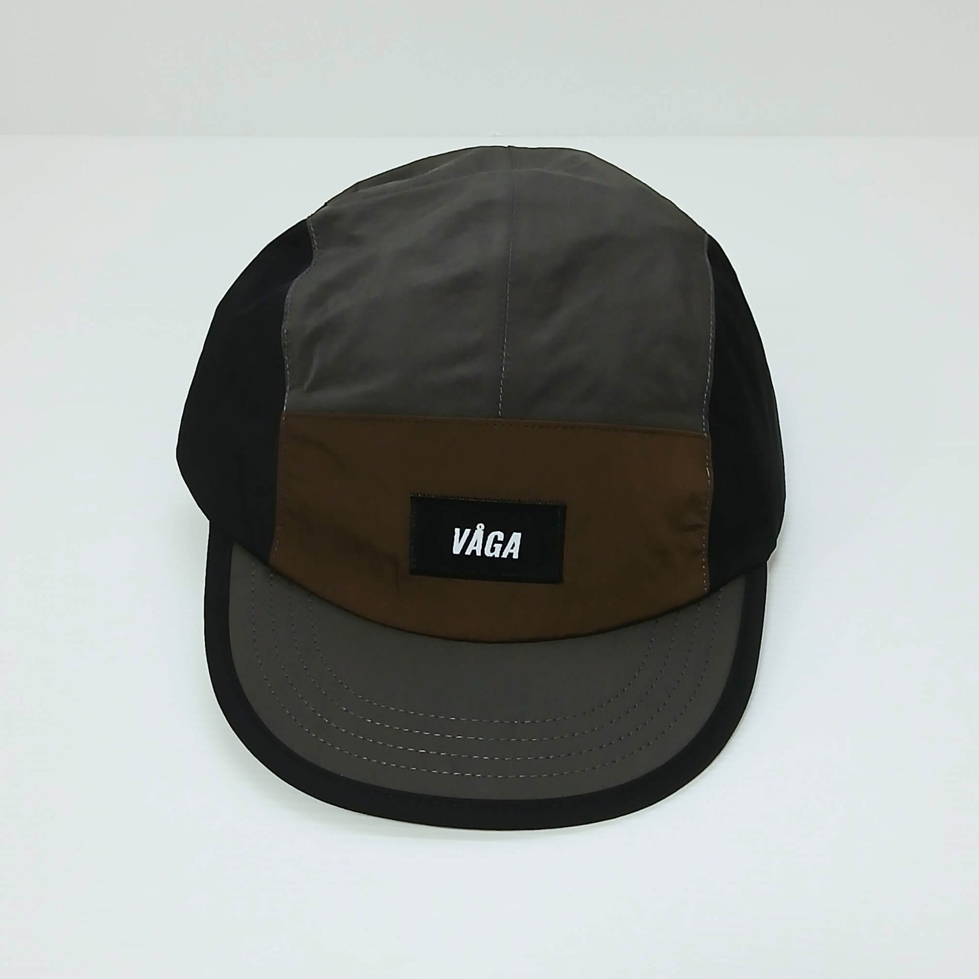 VAGA Pacer Cap ペーサーキャップ チャコール／ブラック／ブラウン 実物写真 正面 - ブラウンのフロントパネル中央の黒い高密度織りVAGAラベルと黒いサイドパネル - 山道具とULギアのお店 Ascend Lite